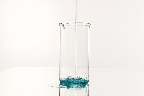 klar glasbeholder, glas, lampe, krukke, kande, vand, kunst, blå, videnskab, hælde, væske, minimal, hvid, vase, keramik, cylinder, pokal, eksperiment, isolerede, fugl feeder, indendørs, gennemsigtig, glas - materiale, drikkeglas, husholdningsudstyr, hvid baggrund, studio skud, ingen mennesker, natur, forfriskning, tæt på, drikke, mad og drikke, bevægelse, sprøjt, friskhed, renhed, ren, 5K, CC0, offentligt domæne, royaltyfrie