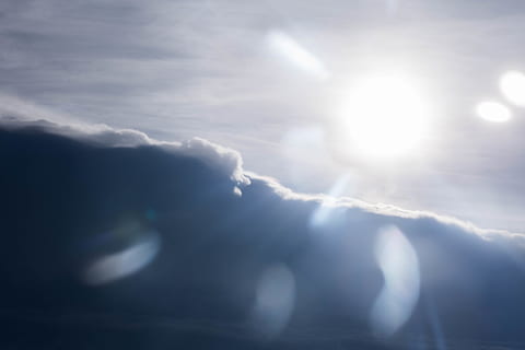 Wolken, Licht, Brechung, Reflexion, Sonne, über den Wolken, in der Luft, Ebene, Ansichten, Landschaften, Himmel, paradiesisch, wolke - himmel, Sonnenlicht, Sonnenstrahl, Schönheit in der Natur, Natur, Umgebung, Linseneffekt, Wolkengebilde, Szenen - Natur, Tag, Licht - natürliches Phänomen, draußen, keine Leute, Wind, Blau, Religion, hell, dunkel, 5K, CC0, gemeinfrei, lizenzfrei