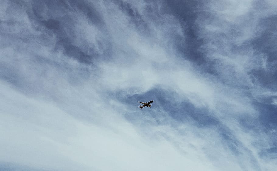 Australien, Perth, wolke - himmel, fliegend, Flachwinkelansicht, Himmel, Transportmittel, Transport, keine Leute, Luftfahrzeug, in der Luft, Flugzeug, Natur, Tag, draußen, Bewegung, Ebene, Schönheit in der Natur, Reise, unterwegs, Silhouette, Wirbeltier, 2K