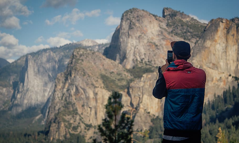 naturalesa, muntanyes, cel, núvols, gent, paio, home, telèfon, fotografia, fotògraf, millennials, smartphone, vista del darrere, muntanya, activitat d'oci, una persona, activitat, estils de vida, persones reals, bellesa a la natura, de peu, escenics - natura, roba, tres quarts de longitud, Serra, temes de fotografia, adult, senderisme, fotografiar, aventura, caputxa - roba, a l'aire lliure, formació, 1080P