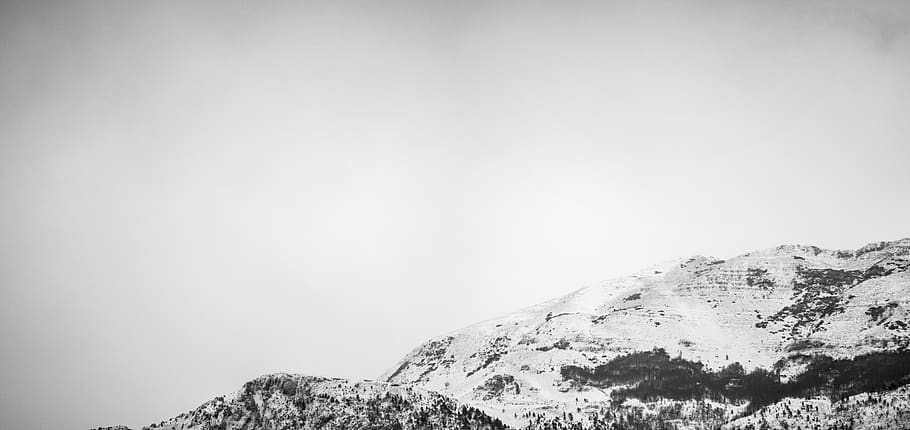 bjerg, kold, vinter, b w, sne, natur, spids, alpine, snedækket, vandring, udendørs, top, scenics - natur, kold temperatur, skønhed i naturen, himmel, kopiere plads, bjergkæde, snedækket bjerg, ingen mennesker, miljø, ro, rolig scene, træ, ikke-urbane scene, landskab, bjergtop, fyrretræ, 8K
