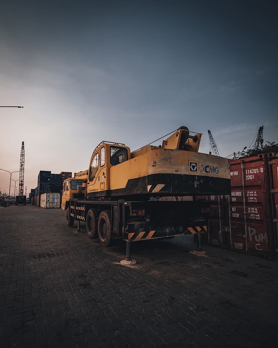 orange tungt udstyr, arkitektur, last, overskyet himmel, konstruktion, beholder, tung, industri, maskine, Havn, forsendelse, solnedgang, transportmidler, transportsystem, lastbil, køretøj, himmel, transportform, natur, land køretøj, tog, bygget struktur, ingen mennesker, gade, jernbanetransport, bygning udvendig, by, udendørs, dag, vej, offentlig transport, tog - køretøj, forretning, vejen frem, byggemateriale, 2K
