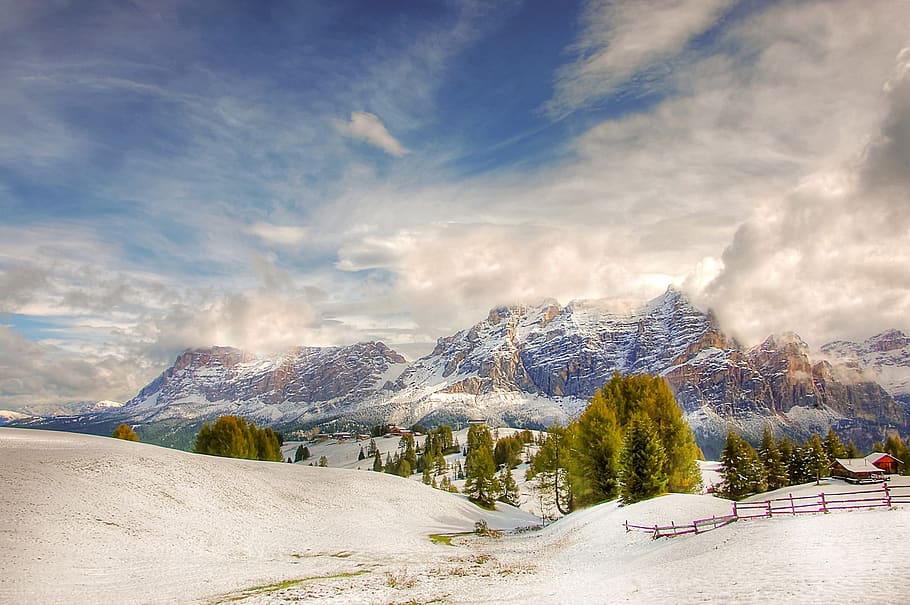 Winter, Pralongia, Berge, Natur, Himmel, Italien, Blau, Schnee, winterlich, Berg, kalt, Atmosphäre, szenisch, Südtirol, Dolomiten, Landschaft, alpin, Wolken, Hügel, Panorama, Sonne, Bäume, idyllisch, wolke - himmel, kalte Temperatur, Szenen - Natur, Baum, Gebirge, Schönheit in der Natur, Pflanze, Umgebung, ruhige Szene, Ruhe, schneebedeckter Berg, keine Leute, Nicht-städtische Szene, Nadelbaum, 2K