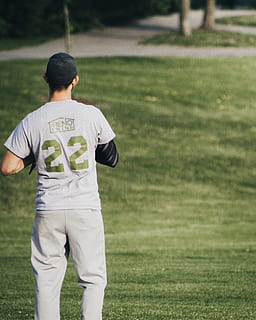 baseball, kaste, spill, ball, spille, liga, sport, handling, gress, utsikt bakover, dag, anlegg, felt, tre kvart lengde, én person, land, natur, grønn farge, ekte folk, fokusere på forgrunnen, stående, klær, utendørs, menn, uniform, lokk, regjering, 2K, CC0, offentlig domene, opphavsrett gratis
