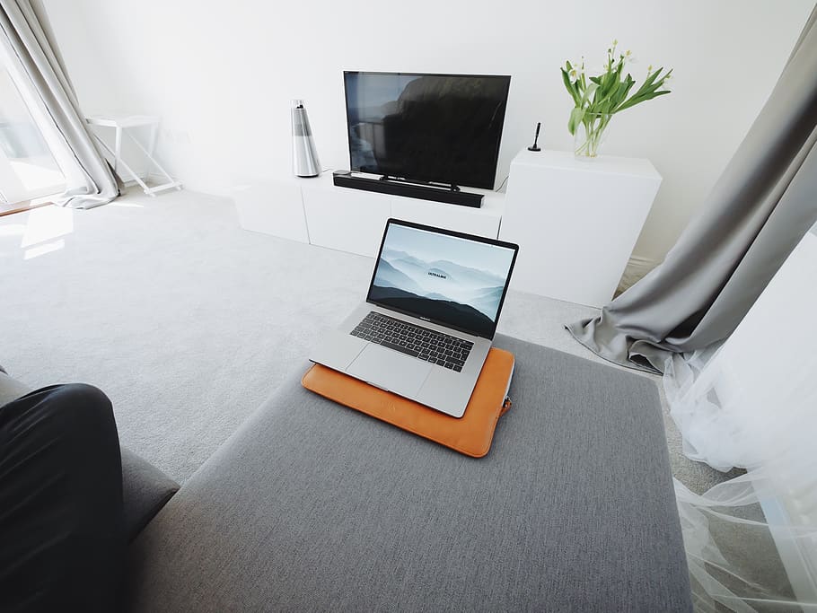 portàtil, poma, MacBook, ordinador, navegador, recerca, estudiar, sofà, televisió, modern, electrònica, tecnologia, comunicació, connexió, taula, mobles, tecnologia sense fils, a l'interior, seient, interior de casa, cadira, cap gent, equips informàtics, planta, dia, negocis, escriptori, flor, absència, teclat, 4K
