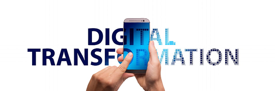 transformatie, digitaal, visualisatie, digitalisering, versnelling, werk, ontwerp, smartphone, vinger, aanraken, slim, menselijk lichaamsdeel, witte achtergrond, blauw, menselijke hand, communicatie, hand-, tekst, lichaamsdeel, bezit, een persoon, menselijke ledemaat, gegevens, studio opname, lidmaat, binnenshuis, uitknippen, westers schrift, enkel object, volwassen, menselijke arm, 5K, CC0, publiek domein, royaltyvrij