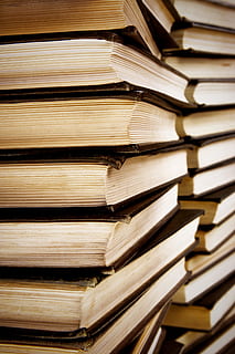 książka, Edukacja, przewodnik, wiedza, umiejętności, biblioteka, alfabetyzacja, literatura, czytać, podręcznik, zeszyt ćwiczeń, stos, duża grupa obiektów, uczenie się, publikacja, wewnątrz, obfitość, żadnych ludzi, zbliżenie, pełna ramka, książka w twardej okładce, martwa natura, stary, zamówienie, mądrość, półka, nośnik informacji, studiować, 2K, CC0, domena publiczna, darmowe zdjęcia