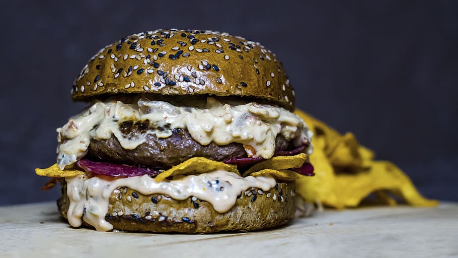 hamburguesa marró, menjar, hamburguesa, bolets, bacó, doritos, Alfredo, salsa, formatge, sèsam, condiment, pa, bun, pa de carn, patates fregides, gaudir, pickle, animal, petxina de mar, cloïssa, menjar poc saludable, entrepà, menjar ràpid, menjar i beguda, a l'interior, primer pla, tir de l'estudi, llest per menjar, cap gent, natura morta, llavor, frescor, centrar-se en primer pla, fons negre, vegetals, temptació, 5K