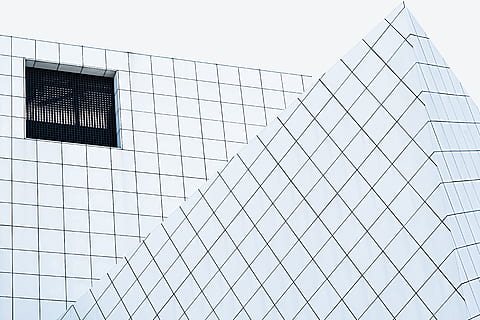 arquitectura, edifici, infraestructura, disseny, estructura construïda, vista d’angle baix, exterior de l'edifici, patró, cap gent, cel, modern, dia, forma geomètrica, cel clar, tanca, forma, límit, naturalesa, vidre - material, oficina, ciutat, a l'aire lliure, exterior d’edifici d’oficines, compost digital, 5K, CC0, domini públic, lliure de regalies