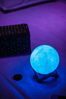 iluminat, tastatură, Electronică, tastatura, calculator, hardware-ul computerului, hardware-, noapte, lună, astronomie, spaţiu, spațiul cosmic, univers, lampă, natură, LED, alb, ușoară, sferă, în aer liber, albastru, în interior, nici o persoana, a închide, masa, arta culturii și divertismentului, să se concentreze asupra primelor elemente, mancare si bautura, Club de noapte, viata de noapte, natură moartă, vedere în unghi mare, fundal colorat, minge, Violet, tehnologie, geometrică, 5K, CC0, domeniu public, fără drepturi de autor