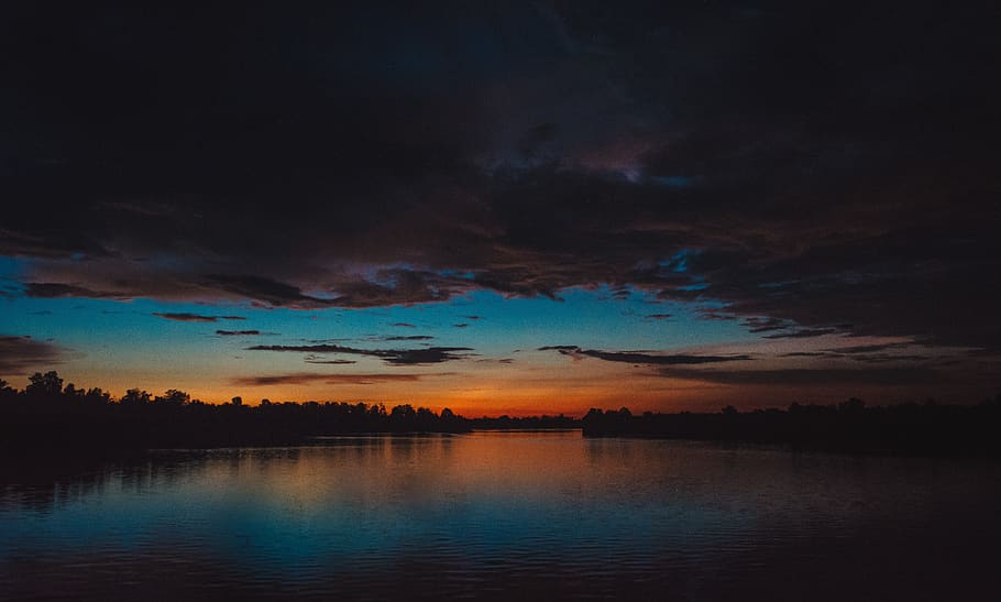 llac, daurat, hores, retroil·luminat, alba, dramàtica, indonèsia, naturalesa, escènic, cel, sortida del sol, posta de sol, tranquil, aigua, núvol - cel, bellesa a la natura, escenics - natura, tranquil·litat, escena tranquil·la, reflexió, silueta, cap gent, nit, cel dramàtic, davant del mar, idíl·lic, arbre, a l'aire lliure, fosc, 5K