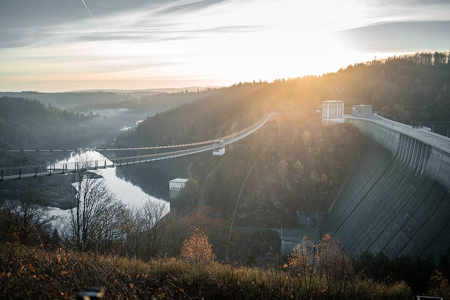 pájaro, fotografía de ojos, presa de agua, puente, nubes, presa, luz, niebla, brumoso, bosque, hierba, paisaje, montañas, naturaleza, depósito, escénico, amanecer, arboles, agua, arquitectura, estructura construida, planta, paisajes - naturaleza, nadie, cielo, árbol, montaña, luz del sol, belleza en la naturaleza, Dom, conexión, tranquilidad, día, escena no urbana, puente - estructura hecha por el hombre, destello de lente, al aire libre, 5K