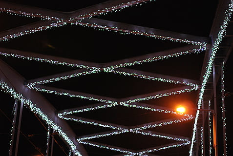 lys, flare, trekant, led, belysning, neon, forlystelsespark, laser, pariserhjul, gelænder, rutsjebane, coaster, tilbehør, vulst, temapark, bygning, hængebro, bro, belyst, lav vinkel visning, mønster, belysningsudstyr, ingen mennesker, indendørs, loft, dekoration, nat, elektrisk lys, bygget struktur, arkitektur, glødende, design, form, i en række, elektricitet, hængende, fuld ramme, direkte under, 2K, CC0, offentligt domæne, royaltyfrie