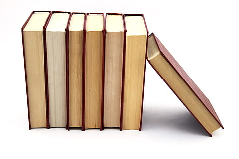 empiler, livres, Littérature, encyclopédie, sagesse, document, beaucoup, les couleurs, intelligence, bibliothèque, mots, science, couverture, texte, école, l'information, éducation, connaissance, fond blanc, coupé, bois - matériau, prise de vue en studio, personne, à l'intérieur, fermer, marron, groupe d'objets, objet unique, groupe, enroulé, nature morte, sécurité, couleur blanche, dans une rangée, rayé, architecture, 4K, CC0, domaine public, libre de droits