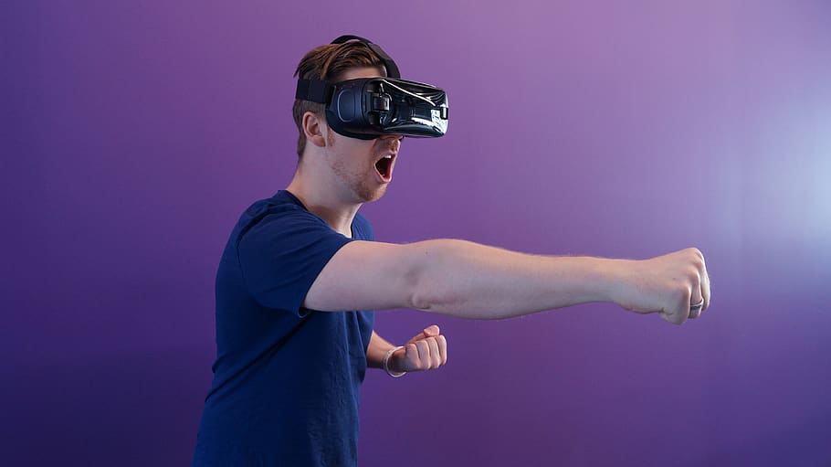 vr, realitat virtual, home, tecnologia, samarreta blava, hmd, auriculars, oculus, ulleres de protecció, futurista, experiència, innovació, una persona, simulador de realitat virtual, a l'interior, tir de l'estudi, ciberespai, part del cos humà, fons de colors, tecnologia sense fils, adult jove, mirant, Ulleres de 3 d, vista lateral, adult, blau, connexió, roba casual, mà, modern, braç humà, 4K