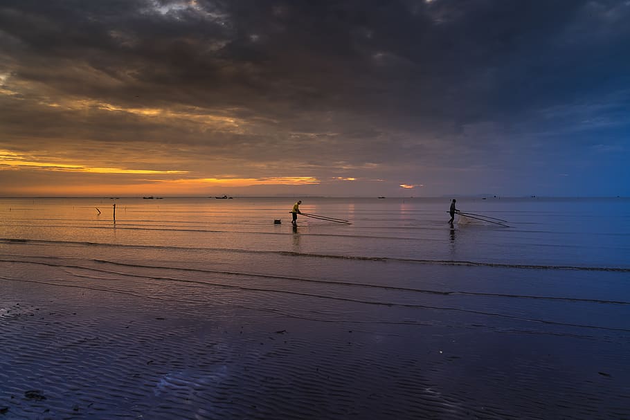 zwei, Fischnetze, Karosserie, Wasser, hinterleuchtet, Strand, Wolken, Dämmerung, Abend, Fischer, Angeln, Horizont, Landschaft, Licht, Ozean, draußen, Reflexion, szenisch, Meer, seelandschaft, Silhouette, silhouettiert, Himmel, Sommer-, Sonne, Sonnenaufgang, Sonnenuntergang, Wellen, Land, wolke - himmel, Szenen - Natur, Schönheit in der Natur, Horizont über Wasser, Ruhe, Sand, idyllisch, ruhige Szene, echte Menschen, Nicht-städtische Szene, Natur, 8K