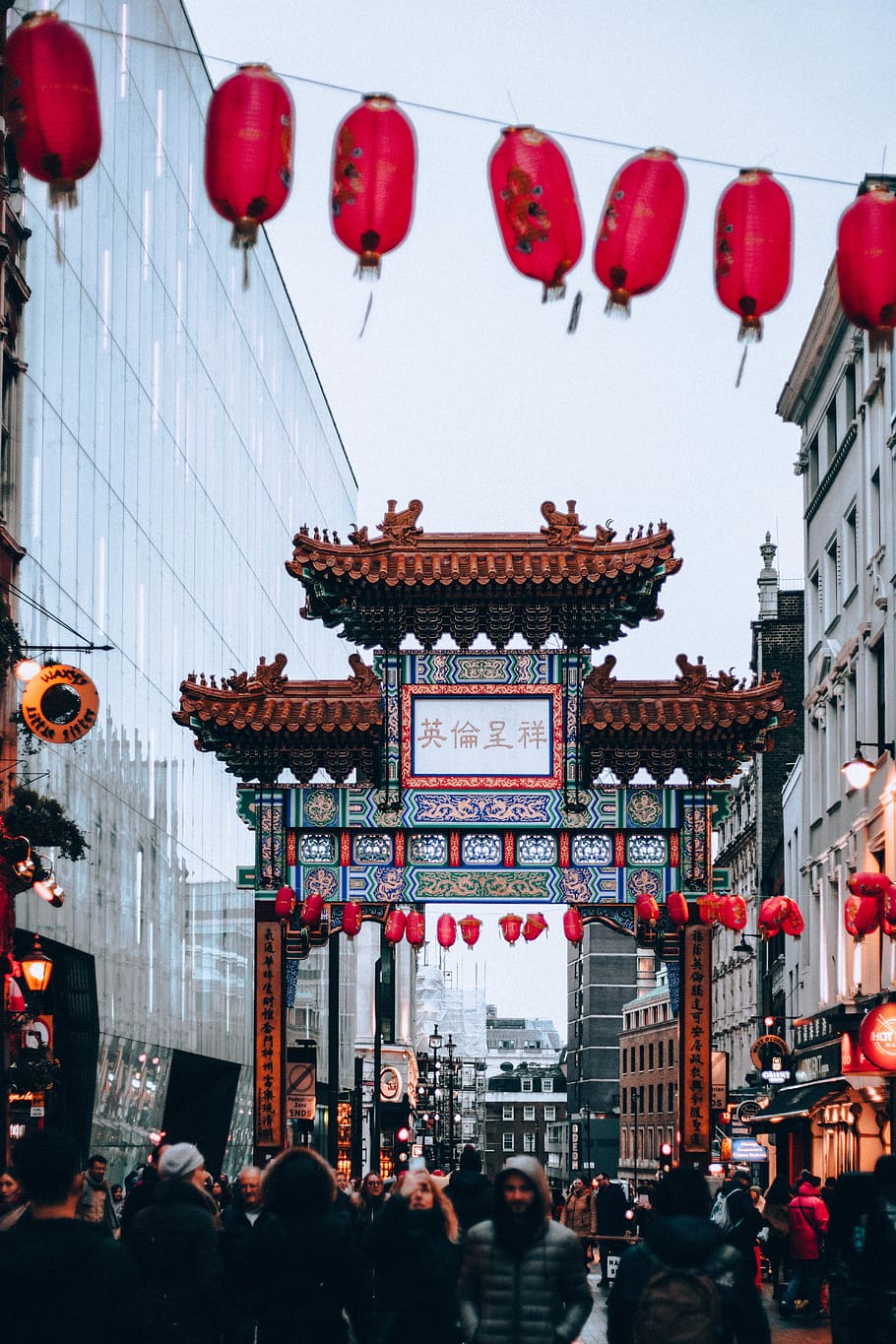 brunt tempel, human, person, by, metropol, by-, bygning, arkitektur, uk, lovløs, fotografering, Foto, stil, kanon, London, chinatown, londoncity, køretøj, transportmidler, kontorbygning, bygget struktur, menneskemængde, gruppe af mennesker, bygning udvendig, rigtige mennesker, stor gruppe mennesker, belysningsudstyr, lanterne, himmel, kinesisk lanterne, hængende, fest, dekoration, festival, gade, natur, udendørs, kinesisk nytår, kinesisk lanterne festival, 5K