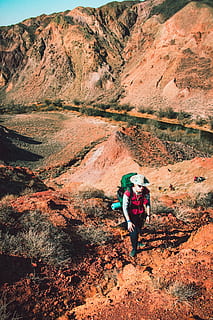 Person, Gehen, Boden, Abenteuer, Rucksack, Backpacker, Camping, steigen, Bergsteiger, Tageslicht, Wüste, Erde, Wanderung, Landschaft, Berg, Bergsteigen, Natur, Rock, Felsklettern, szenisch, Reisen, Trekking, Tal, Freizeitbeschäftigung, in voller Länge, eine Person, echte Menschen, Lebensstile, Aktivität, Wandern, Frau, Schönheit in der Natur, Tag, Erwachsene, Rock - Objekt, Nicht-städtische Szene, Legere Kleidung, Gebirge, draußen, Formation, 5K, CC0, gemeinfrei, lizenzfrei