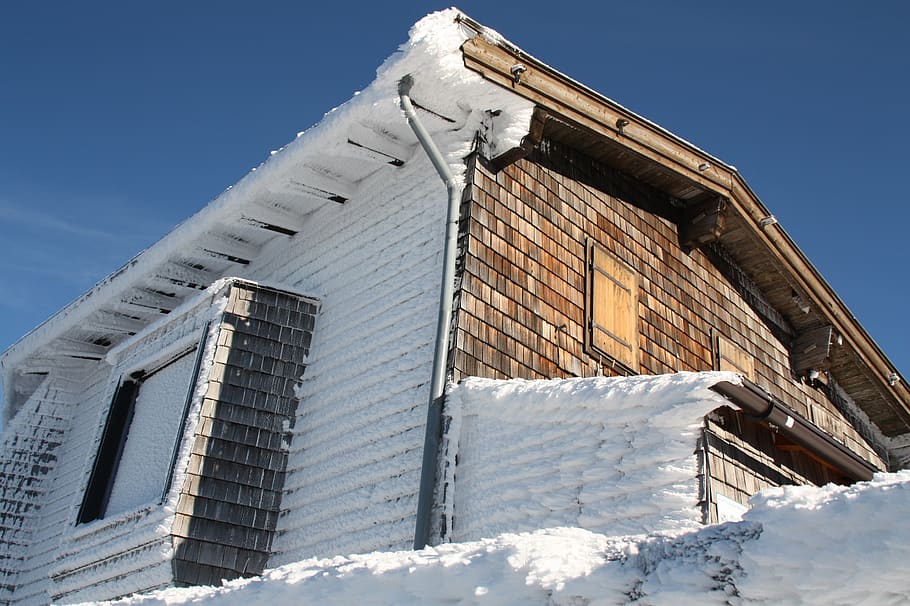 vinter, sne, is, kold, alpine, frost, krystaller, himmel, panorama, vinter magi, bjerg, hytte, bygget struktur, arkitektur, kold temperatur, bygning udvendig, bygning, lav vinkel visning, natur, dag, sollys, ingen mennesker, hvid farve, skyfri himmel, udendørs, blå, Frosset, dækker, 2K