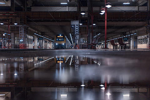 Bahnhof, Perspektive, Pfütze, Reflexion, U-Bahn System, Zug, Transportsystem, die Architektur, beleuchtet, gebaute Struktur, Nacht-, keine Leute, drinnen, Gebäude, Transport, Lichtanlage, Industrie, Wasser, Fabrik, Bodenbelag, Stadt, Licht, Reise, Flughafenterminal, 5K, CC0, gemeinfrei, lizenzfrei