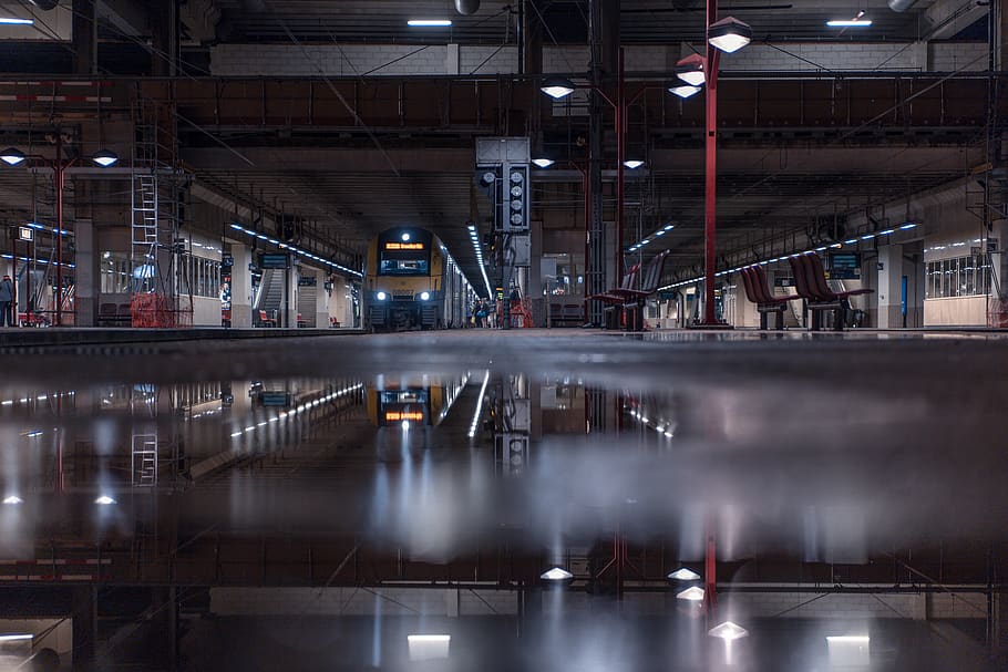 estació de tren, perspectiva, bassal, reflexió, estació, sistema de metro, tren, sistema de transport, arquitectura, il·luminat, estructura construïda, nit, cap gent, a l'interior, edifici, transport, equips d’il·luminació, indústria, aigua, fàbrica, sòls, ciutat, llum, viatjar, terminal de l’aeroport, 5K
