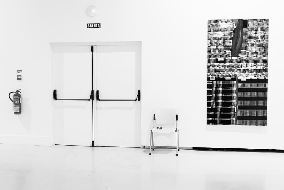porta blanca tancada, espana, malaga, a l'interior, disseny d'interiors, porta, habitació, il·luminació, equino, cultura, arte, museo, centre art contemporani, extintor, silla, cac málaga, tapiz, sortida, blanco y negro, puerta d'emergència, arquitectura, exterior de l'edifici, estructura construïda, edifici, entrada, cap gent, finestra, dia, funció de construcció de parets, sòls, reflexió, ciutat, barri residencial, vidre - material, seguretat, signe, tancat, Color blanc, exterior d’edifici d’oficines, apartament, 5K