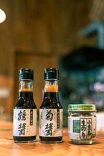 tři, kanji, skriptové láhve, napít se, alkohol, nápoj, saké, pivo, láhev, tlustý, pivní lahev, likér, police, označení, text, tvrdé dřevo, dřevo, záliba, jídlo, ležák, chrám, budova, architektura, kontejner, zaměřit se na popředí, uvnitř, nikdo, západní skript, detail, jídlo a pití, stůl, stálý život, dřevo - materiál, variace, výběr, bok po boku, v řadě, sklo - materiál, sdělení, 5K