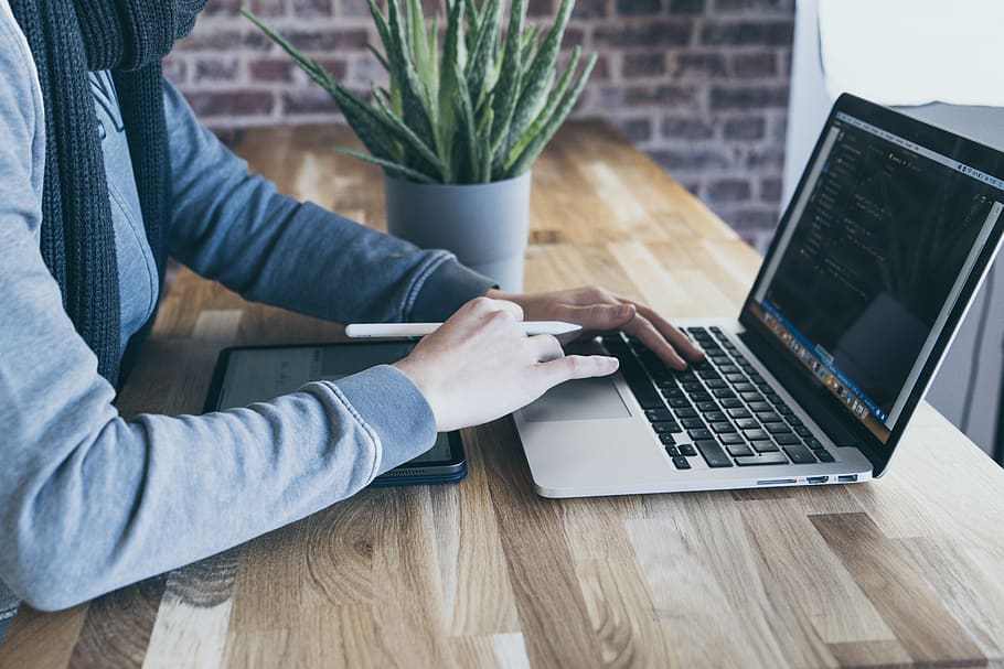 persona che utilizza computer portatile, tecnologia wireless, comunicazione, tecnologia, il computer portatile, tavolo, computer, connessione, usando il portatile, una persona, adulto, in casa, persone reali, stili di vita, abbigliamento casual, attività commerciale, seduta, dispositivo di informazione portatile, lavoro, vista dall'alto, digitando, 5K