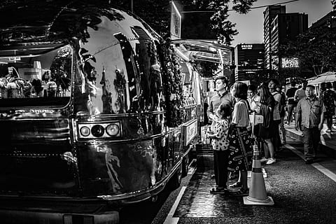 gråtonebilleder, mennesker, mad lastbil, platform, tog, fodgænger, togspor, udendørs, sort og hvid, venter, skilt, mørk, afspejling, rejse, transportere, gadefotografering, urban scene, gade, kulturer, byliv, by, transportmidler, berømte sted, rejsemål, transportform, gammeldags, turist, arkitektur, bil, retro stylet, bygget struktur, folk rejser, turisme, herrer, Trafik, menneskemængde, bybilledet, 5K, CC0, offentligt domæne, royaltyfrie