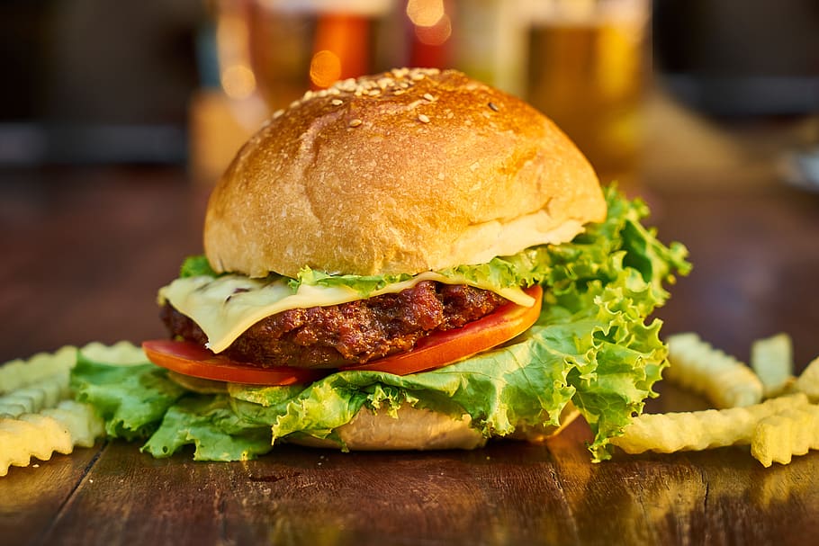 hamburguesa, carn, pa, patata, taula, restaurant, vegetals, enciam, formatge, menjar saludable, menjar, cuina, salut, dieta, fons, tomàquet, bonic, nutrició, ceba, alimentació saludable, fotografia, estil de vida saludable, macro, fresc, cafeteria, menjar i beguda, menjar ràpid, entrepà, llest per menjar, bun, menjar poc saludable, frescor, centrar-se en primer pla, fruita, treureu menjar, cap gent, cheeseburger, menjar de pub, vidre, 5K
