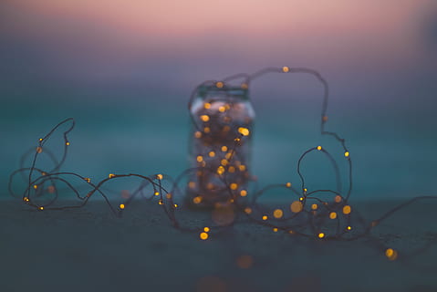 luci stringa gialle, luce, stringa, bokeh, sfocatura, blu, rosso, splendore, vaso, notte, natura, decorazione, attrezzatura per l'illuminazione, lanterna, sfondi, celebrazione, inverno, illuminato, nessuno, raggiante, Natale, calore - temperatura, luce - fenomeno naturale, buio, candela, stagione, 5K, CC0, dominio pubblico, privo di copyright