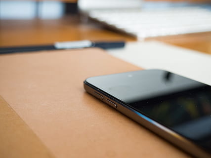 telefon, notesbog, skrivebord, forretning, makro, objekter, kontor, teknologi, arbejdsområde, sløring, afspejling, træ, træ skrivebord, trådløs teknologi, meddelelse, forbindelse, bord, tæt på, indendørs, smart telefon, bærbarhed, mobiltelefon, bærbar informationsenhed, selektiv fokusering, ingen mennesker, fokus på forgrunden, uddannelse, stilleben, papir, elektronisk arrangør, 4K, CC0, offentligt domæne, royaltyfrie