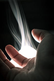 mà dreta humana, dit, persona, humà, mà, fum, Índia, llum, horror, fosc, tarda, misteriós, nit, resum, foc, flama, cristall, negre, fons de pantalla amoled, mans, canviant d'humor, part del cos humà, mà humana, una persona, part del cos, dit humà, a l'interior, primer pla, persones reals, enfocament selectiu, celebració, persona irreconeixible, comunicació, fons negre, tecnologia, gesticulant, adult, estils de vida, 5K, CC0, domini públic, lliure de regalies