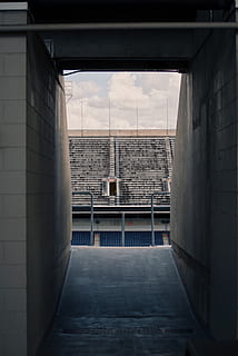 porta oberta, passadís, barana, edifici, finestra, màquina, edifici d'oficines, arquitectura, sòls, pis, concret, rampa, urbà, presó, claraboia, bunker, pendent, carretera, a l'aire lliure, estructura construïda, cap gent, cel, a l'interior, dia, funció de construcció de parets, direcció, núvol - cel, paret, ciutat, el camí a seguir, naturalesa, buit, absència, 4K, CC0, domini públic, lliure de regalies