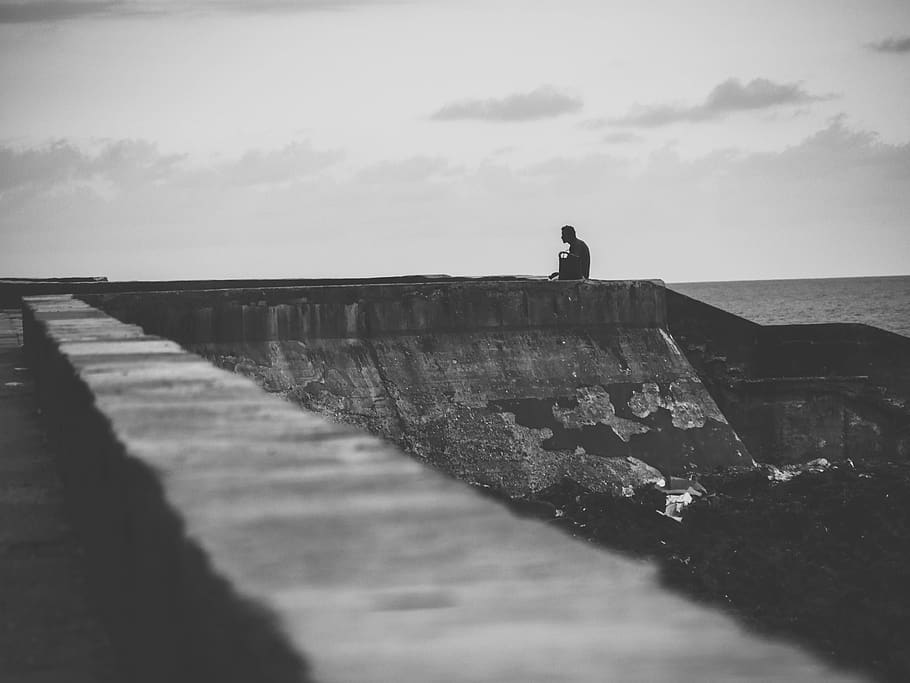 cuba, baracoa, aigua, cel, mar, naturalesa, persones reals, una persona, núvol - cel, estils de vida, activitat d'oci, paret, dia, tranquil·litat, homes, mur de contenció, platja, terra, horitzó, de peu, escenics - natura, a l'aire lliure, horitzó sobre l’aigua, a la vora de, 4K