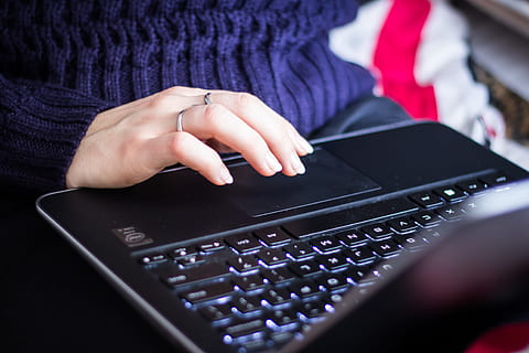 nešiojamas kompiuteris, kompiuteris, spausdinimas, darbo, verslą, rankas, žmogaus ranka, ranka, technologijos, žmogaus kūno dalis, belaidžio ryšio technologija, komunikacijos, vienas asmuo, ryšį, suaugusiųjų, Iš arti, naudojant kompiuterį, žmogaus pirštu, pirštu, patalpose, kompiuterinis tinklas, internetas, moterys, naudojant nešiojamąjį kompiuterį, klaviatūra, pasauliniai ryšiai, 4K, CC0, Viešasis domenas, nemokamai