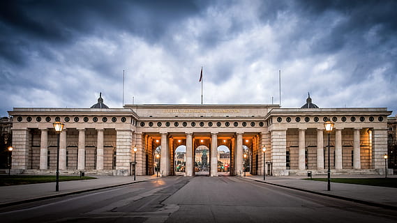 edificio bianco, amministrazione, architettura, costruzione, colonne, luce del giorno, esterno, governo, lampioni, punto di riferimento, monumento, scultura, strada, turismo, urbano, cielo, struttura costruita, nuvola - cielo, esterno dell'edificio, città, destinazioni di viaggio, il passato, storia, natura, viaggio, colonna architettonica, facciata, nessuno, crepuscolo, all'aperto, porta della città, 5K, CC0, dominio pubblico, privo di copyright