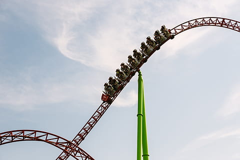 montaña rusa roja, tiempo de día, parque de atracciones, altura, alto, planchar, Tiro de ángulo bajo, parque, gente, rieles, paseo, montaña rusa, acero, parque temático, cielo, paseo en el parque de diversiones, vista de ángulo bajo, naturaleza, cultura de las artes y entretenimiento, nube - cielo, día, metal, arquitectura, nadie, divertido, estructura construida, al aire libre, actividad de ocio, disfrute, carnaval, emoción positiva, altura maxima, emoción, recinto ferial, 5K, CC0, dominio público, libre de derechos