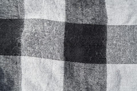 teixit, textura, patró, tèxtil, color, drap, material, disseny, superfície, moda, cotó, model, roba, plaid, quadrat, negre, blanc, kazakh, marc complet, fons, cap gent, primer pla, dia, a l'interior, llum solar, senzillesa, vista d’angle alt, funció de construcció de parets, sòls, forma, naturalesa, aspre, efecte texturat, 8K, CC0, domini públic, lliure de regalies