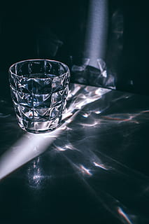 leeren, Tasse, Weiß, Oberfläche, Lichtreflexion, Glas, Beleuchtung, Kelch, Kristall, Alkohol, Weinglas, Getränk, Wein, LED, Scheinwerfer, Licht, Geländer, Tröpfchen, Untertasse, Keramik, Krug, Ornament, fraktal, drinnen, keine Leute, Stillleben, Nahansicht, Tabelle, Haushaltsausstattung, Glas - Material, Trinkglas, transparent, Essen und Trinken, Licht - natürliches Phänomen, dunkel, Reflexion, selektiver Fokus, beleuchtet, Erfrischung, Natur, Geschirr, 5K, CC0, gemeinfrei, lizenzfrei