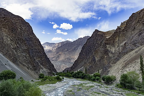 Gilgit-Baltistan, bjerg, sky - himmel, bjergkæde, scenics - natur, skønhed i naturen, himmel, ikke-urbane scene, klippe, miljø, natur, landskab, rock-objekt, ingen mennesker, ro, dag, rolig scene, solid, vej, plante, idyllisk, udendørs, formation, bjergtop, 5K, CC0, offentligt domæne, royaltyfrie