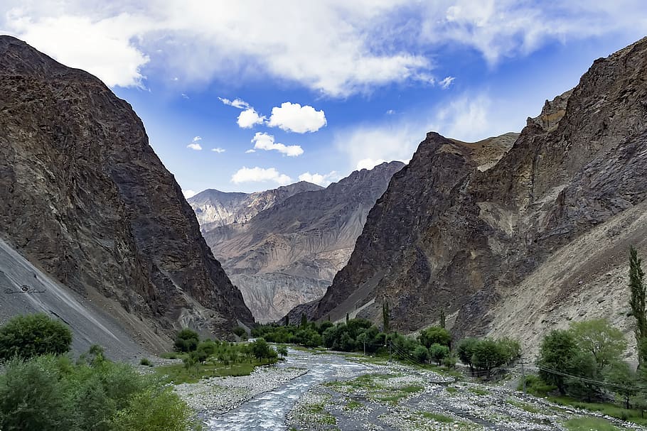 Gilgit-Baltistan, bjerg, sky - himmel, bjergkæde, scenics - natur, skønhed i naturen, himmel, ikke-urbane scene, klippe, miljø, natur, landskab, rock-objekt, ingen mennesker, ro, dag, rolig scene, solid, vej, plante, idyllisk, udendørs, formation, bjergtop, 5K