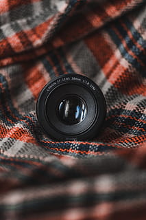 schwarzes Kameraobjektiv, Elektronik, Kamera, Kameraobjektiv, Linse, 50mmcanon, 50 mm 1,8, Kanon, rot, 50, 50mm, Tartan, Plaid, Objektivkappe, Haut, Decke, Wohnkultur, Tastatur, Fernglas, Reißverschluss, wolle, Technologie, Kamera - Fotoausrüstung, Fotografie-Themen, Objektiv - optisches Instrument, Fotoausrüstung, Nahansicht, drinnen, keine Leute, selektiver Fokus, einzelnes Objekt, Stillleben, schwarze Farbe, Muster, Digitalkamera, Linse - Auge, Fokus auf den Vordergrund, Textil-, Makro, 5K, CC0, gemeinfrei, lizenzfrei