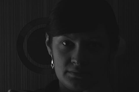 , ritratto, colpo alla testa, una persona, guardando la fotocamera, in casa, avvicinamento, parte del corpo umano, parte del corpo, persone reali, stili di vita, volto umano, giovane adulto, giovani uomini, attività di svago, vista frontale, uomini, adulto, grave, buio, contemplazione, adolescente, fronte, 4K, CC0, dominio pubblico, privo di copyright