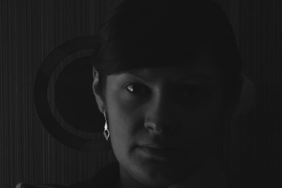 ritratto, colpo alla testa, una persona, guardando la fotocamera, in casa, avvicinamento, parte del corpo umano, parte del corpo, persone reali, stili di vita, volto umano, giovane adulto, giovani uomini, attività di svago, vista frontale, uomini, adulto, grave, buio, contemplazione, adolescente, fronte, 4K