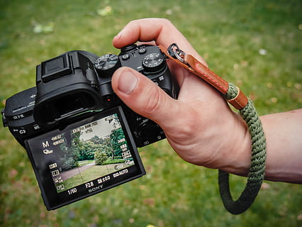 cerca de la foto, persona, participación, negro, cámara, difuminar, capturar, de cerca, dispositivo, cámara digital, monitor, atención, mano, imagen, toma de fotografías, pantalla, sony, tomando foto, Sacando foto, tecnología, mano humana, parte del cuerpo humano, una persona, temas de fotografia, centrarse en primer plano, gente real, equipo fotográfico, camara - equipo fotografico, día, perspectiva personal, fotografiando, parte del cuerpo, color verde, al aire libre, dedo, fotógrafo, 4K, CC0, dominio público, libre de derechos