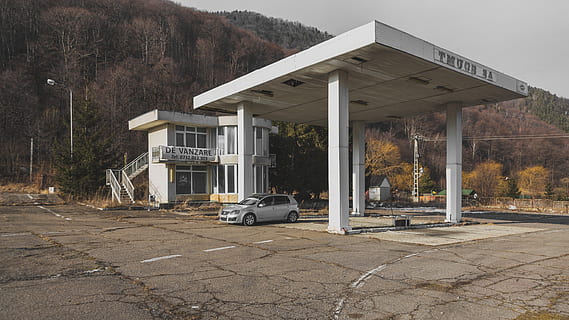 romania, oituz, fred, hivern, muntanya, abandonat, gas, vw, mkv, embossat, baix, gtd, dièsel, peko, Volkswagen, estructura construïda, arquitectura, cotxe, automòbil, exterior de l'edifici, transport, vehicle terrestre, manera de transport, cap gent, arbre, gasolinera, dia, naturalesa, bomba del combustible, planta, recàrrega, a l'aire lliure, edifici, carrer, columna arquitectònica, 5K, CC0, domini públic, lliure de regalies