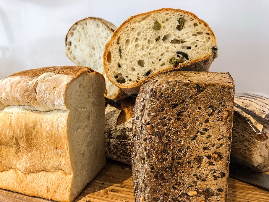 pila, rodanxes, pa de blat, enfornar, al forn, pa, marró, primer pla, deliciós, menjar, saludable, dieta saludable, panses, saborós, sencer, fusta, benestar, alimentació saludable, menjar i beguda, cap gent, frescor, naturalesa, sòlid, llesca de pa, rock - object, dia, rock, centrar-se en primer pla, grup d'objectes, natura morta, a l'interior, taula, pa marró, 4K
