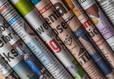 annuncio, articolo, articoli, copertura della copia, quotidiano, editore, editoriale, giornalismo, giornalista, media, medio, Messaggio, notizia, giornale, carta da giornale, carta, politica, stampa, stampare, stampato, pubblicazione, pubblicare, rapporto, fotogramma intero, grande gruppo di oggetti, sfondi, natura morta, testo, nessuno, in casa, multicolore, formazione scolastica, comunicazione, abbondanza, libro, avvicinamento, pila, mensola, scelta, ordine, di fila, 4K, CC0, dominio pubblico, privo di copyright