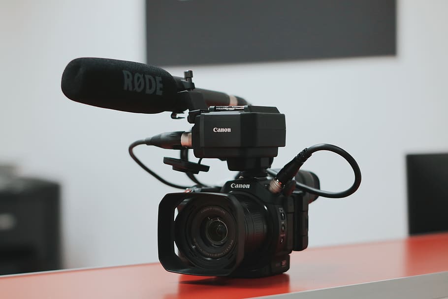Černá, canon video kamera, mikrofon, lavice, zařízení, technologie, videokamera, zaměřit se na popředí, fotoaparát - fotografické vybavení, fotografická témata, uvnitř, detail, Fotoaparát, nikdo, fotografické vybavení, stálý život, sdělení, text, digitální fotoaparát, Černá barva, stůl, moderní, domácí interiér, den, 5K
